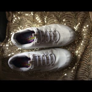 .tennis shoes /sneakers